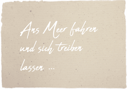Schreibschrift Text auf Papierausschnitt mit dem Ausspruch „Ans Meer fahren und sich treiben lassen“