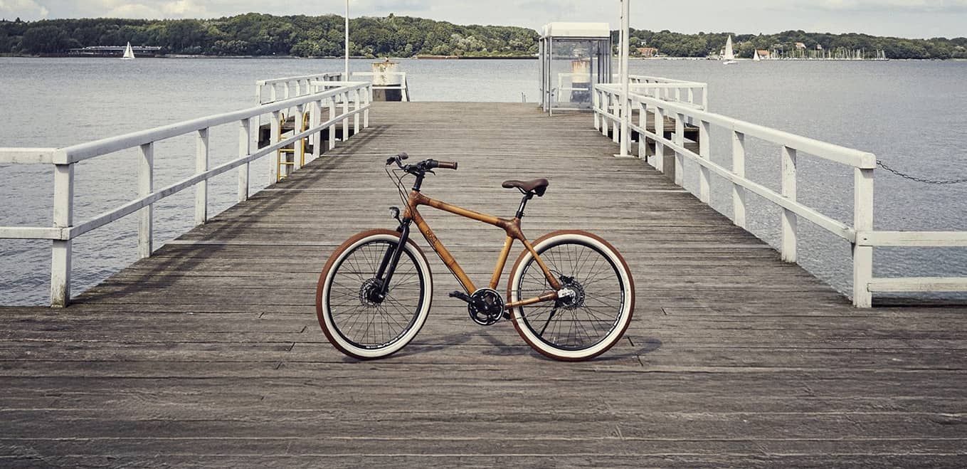 Auf einem Fähranleger stehendes MyBoo Bambusfahrrad.