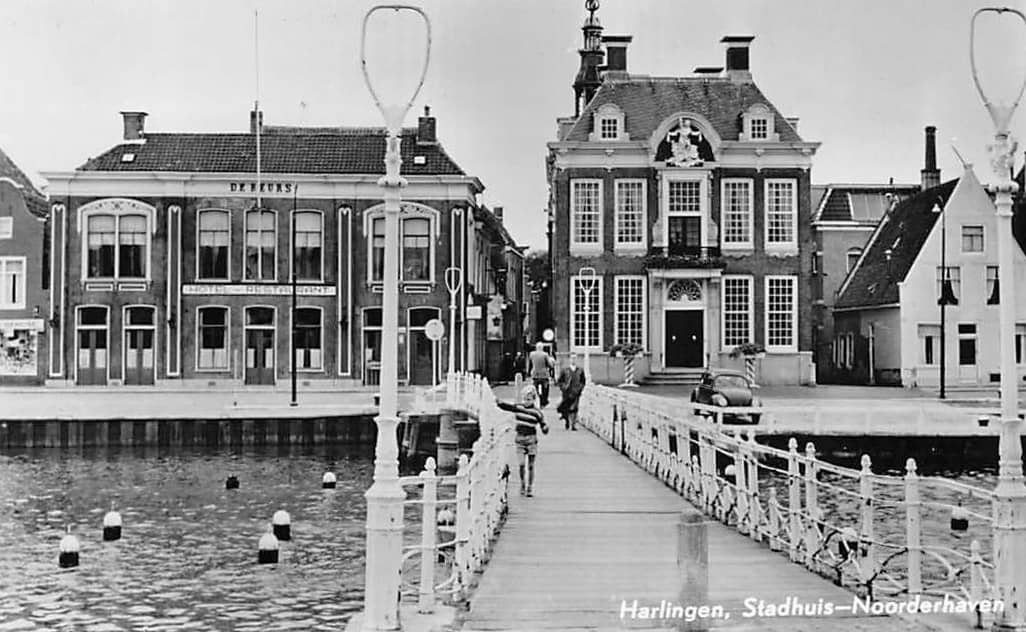 Ein schwarzweiß-Bild des Hotel DE BEURS aus 1930.