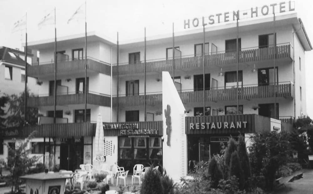 Ein schwarzweiß-Bild des Holsten Hotels aus 1996.