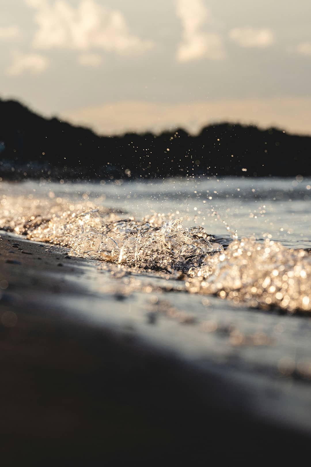 Sprudelnde Wellen am Strand.