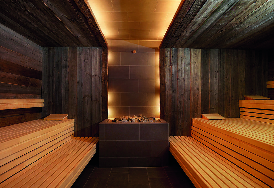 Innenansicht der finnischen Sauna des Sandglow.