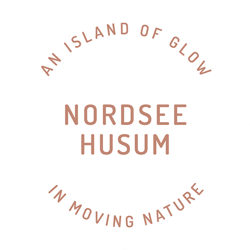 Grafik mit dem Schriftzug ‚An Island of Glow – Nordsee Husum – in moving nature‘ im Boutique-Hotel SANDglow