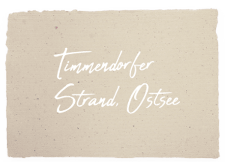 Schreibschrift Text auf Papierausschnitt mit dem Schriftzug „Timmendorfer Strand, Ostsee“
