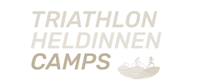 Logo eines Sand Partners mit dem Text Triathlon Heldinnen Camps