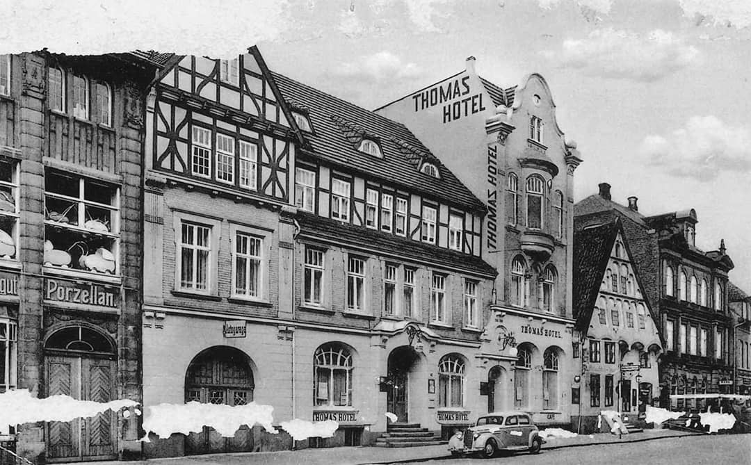 Ein schwarzweiß-Bild vom Thomas Hotel aus 1892.