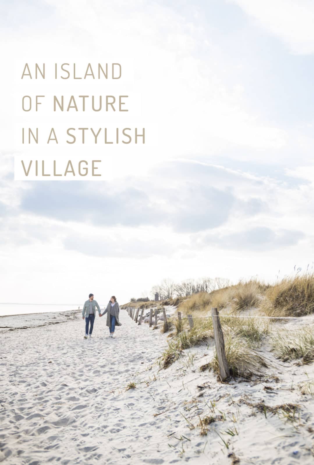 Ein sich an den Händen fassendes Pärchen bei einem Naturstrand-Spaziergang.