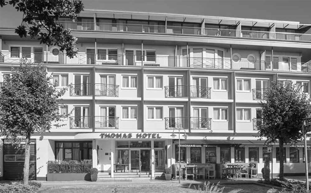 Ein schwarzweiß-Bild vom Thomas Hotel